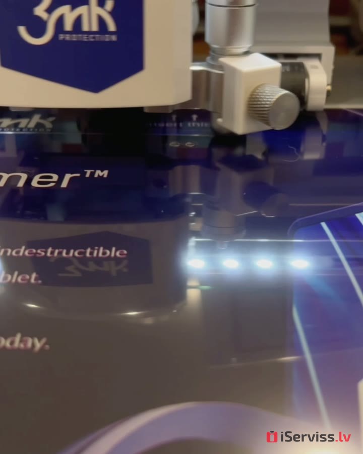 1. Plotteris izgriež plēvi tie&scaron;i jūsu tālrunim.