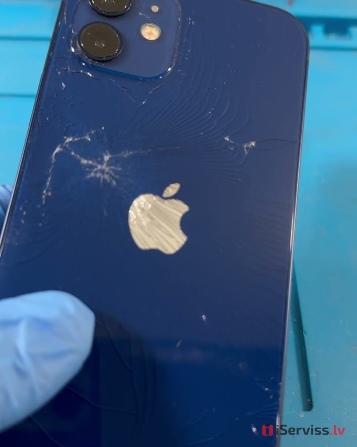 Kas slēpjas zem iPhone 12 saplīsušā aizmugurējā stikla un kā to nomainām